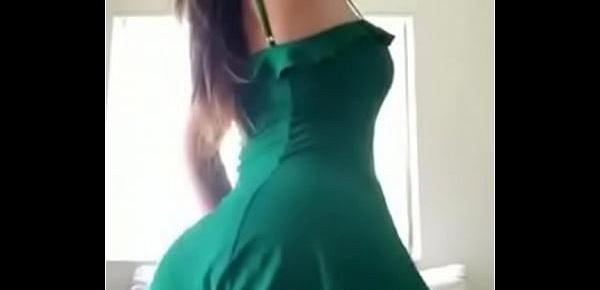  Morena Deliciosa de vestido verde